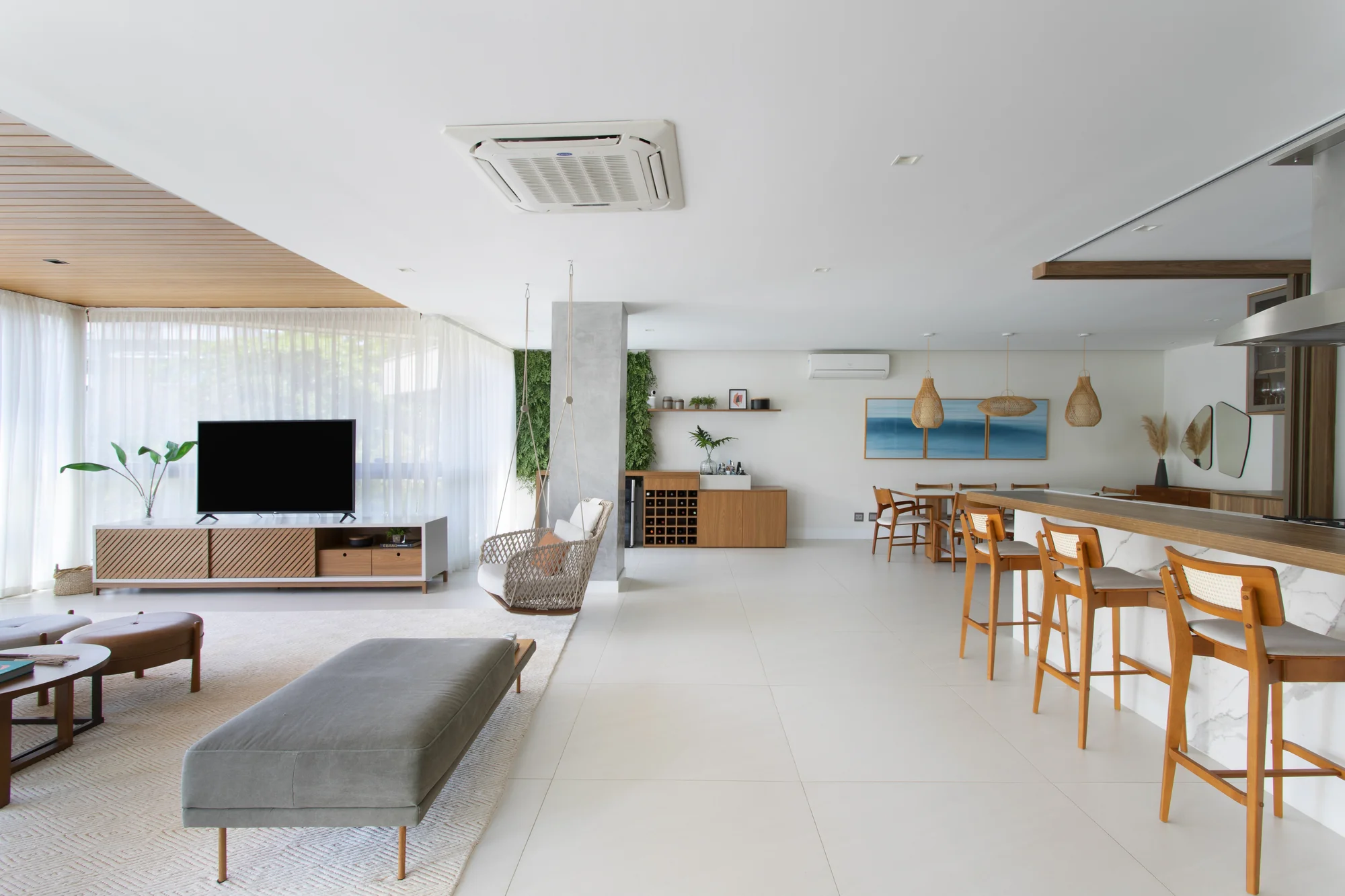 Vista do living para a bancada da cozinha, com jardim vertical ao fundo