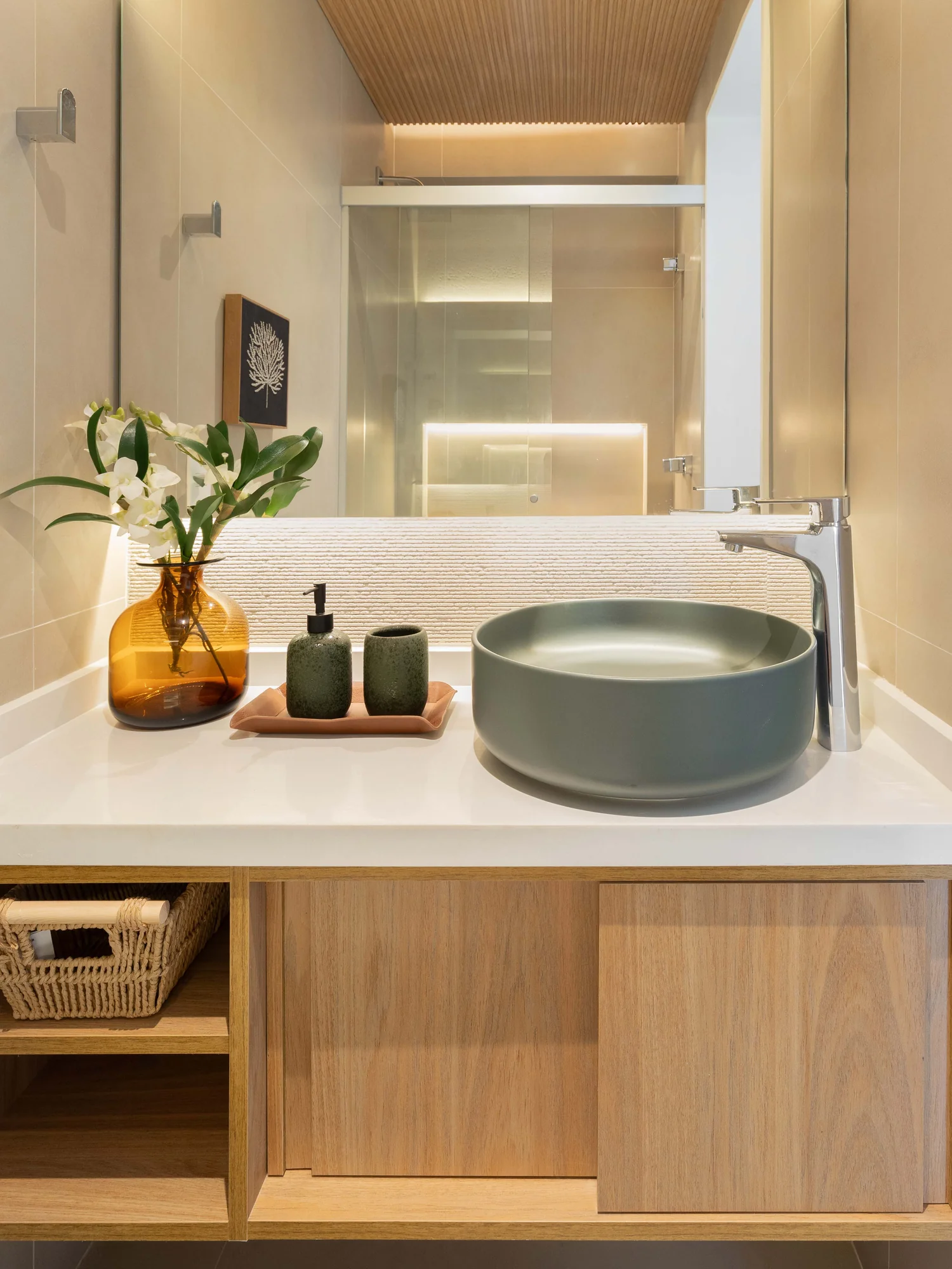 Lavabo com cuba de apoio verde, bancada branca e espelho até o teto